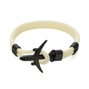 Dettaglio del bracciale in corda intrecciata color crema con chiusura aereo nero