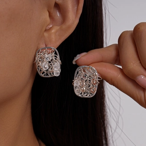 Boucles d'oreilles rectangulaires argentées avec bobine de fil et cristal clair