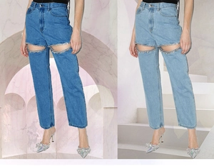 Détail de jean droit taille haute avec découpes latérales et strass étincelants