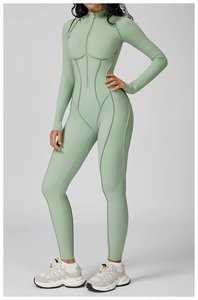 Dettaglio della tuta da yoga verde chiaro con mezza zip e cuciture ergonomiche sagomate