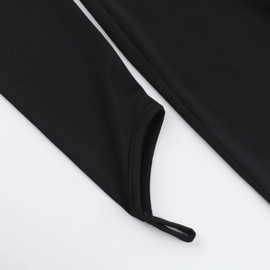 Détail d'une robe noire à manches longues avec poignets passe-pouce et coutures