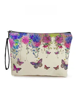 Gros plan détaillé de la texture en toile et de l'imprimé floral violet sur la trousse
