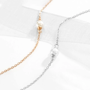 Minimalistische goldene und silberne Edelstahlarmbänder mit weißen Perlen auf Band