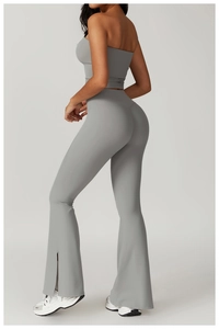 Détail du legging évasé à fente intérieure et haut court gris foncé de yoga