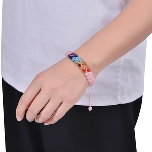 Dettaglio di un bracciale boho a doppio strato in cristallo rosa con sette pietre chakra