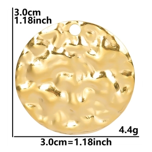 Detail of 3.0cm hammered gold circle pendant with 18k plating and size weight labels