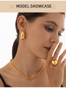 Model showcase featuring a layered gold twisted snake chain necklace and teardrop earrings