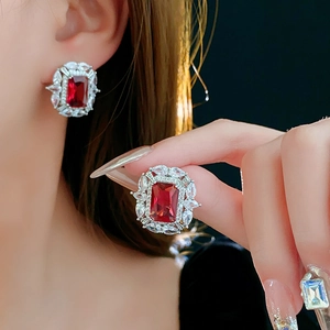 Détails des boucles d'oreilles gemme rouge carrée avec base argent et halo cristal