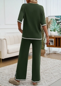 Détail d'un ensemble vert deux pièces avec des rayures contrastées blanches au dos