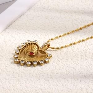 Vintage 18K vergoldete Herz-Halskette mit weißen Kristallen und rotem Zirkonia-Stein