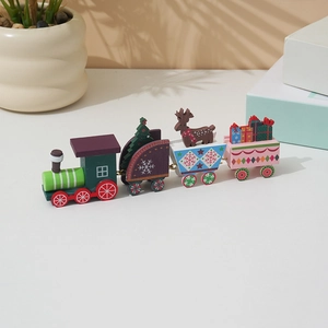 Détail d'un petit train de Noël en bois à quatre sections avec renne et boîte cadeau