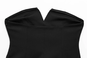 Dettaglio del top a fascia nero con scollo a V e cerniera invisibile sul lato sinistro