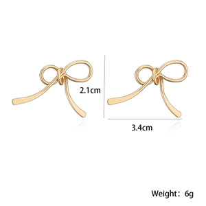 Vue détaillée des boucles d'oreilles nœud doré de 2,1 cm x 3,4 cm et poids 6 g