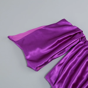 Gros plan du tissu en satin violet montrant la texture brillante et les détails plissés