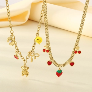Halsketten in Gold mit bunten Anhängern wie Erdbeeren, Kirschen und Smileys