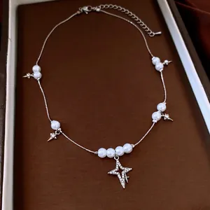 Parure collier perles et étoiles argentées avec strass sur fond en cuir marron