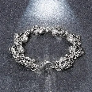 Détails des maillons tête de mort en argent vintage sur un bracelet homme punk