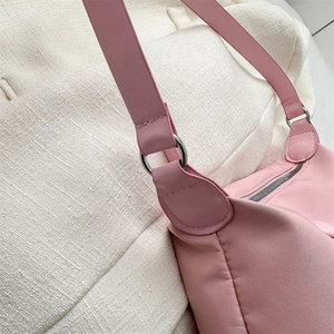 Sac à bandoulière rose en tissu Oxford pour femmes avec anneaux métalliques et design carré chic