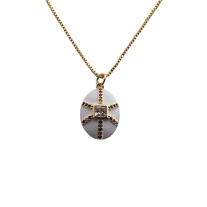 Collier en cuivre plaqué or avec pendentif ovale en émail blanc et pierres colorées