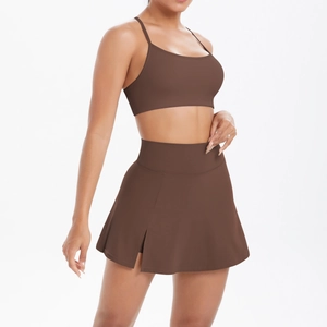 Ensemble de yoga marron pour femme avec brassière à fines brides et jupe plissée