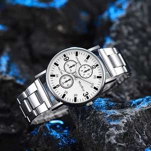 Primer plano de reloj plateado para hombre con esfera blanca sobre roca oscura