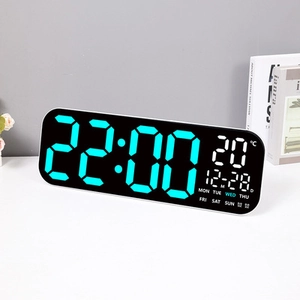 Detalle de la pantalla LED de alto contraste con hora, temperatura y fecha en el reloj digital