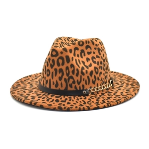 Chapeau fedora léopard en laine pour femme avec chaîne dorée et boucle sur fond blanc