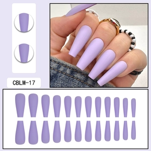 Dettagli macro di unghie finte ballerina lunghe viola opaco con set completo da 24 pezzi
