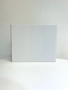 Vorderansicht der minimalistischen weißen rechteckigen Geschenkbox für Abendtaschen