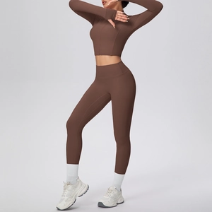 Détail macro de l'ensemble de yoga marron foncé avec legging taille haute et haut zippé