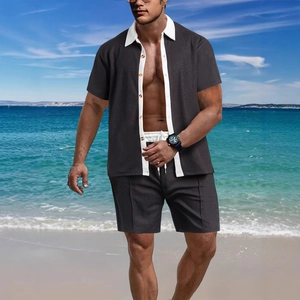 Ensemble d'été en maille gaufrée gris foncé pour hommes avec chemise et short