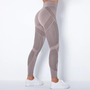 Detailansicht der nahtlosen High-Waist-Yogahose mit atmungsaktiver Mesh-Struktur hinten