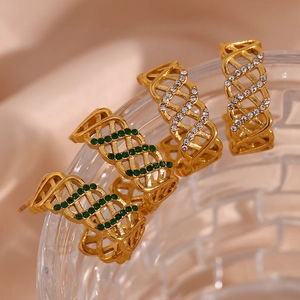 Vue détaillée des boucles d'oreilles dorées en C avec maille et cristaux verts