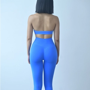 Dettaglio del set yoga blu senza cuciture con reggiseno sportivo e leggings a vita alta