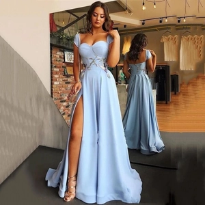 Elegantes Himmelblaues Satin Abendkleid Herz Ausschnitt Hoher Schlitz Blumenstickerei Schlankes Bankett Partykleid Damen