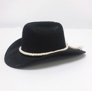 Detailansicht des schwarzen Mini-Haustierhutes im Cowboy-Stil mit weißer Kordelverzierung