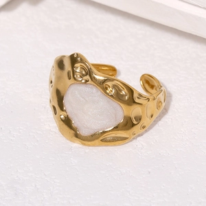 Bague ajustable en acier doré avec texture martelée et incrustation blanche