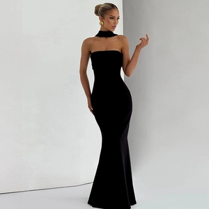 Détail d'une robe sirène noire bustier élégante avec son tour de cou assorti