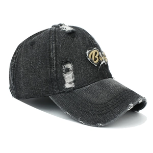 Detailansicht der dunkelgrauen Denim-Baseballkappe mit gelber B-Stickerei im Used-Look