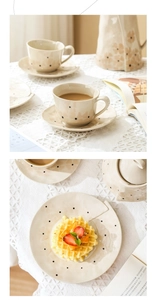 Détail d'un ensemble tasse à café et soucoupe en céramique avec motifs à pois noirs