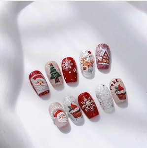 Détail de stickers 3D de Noël pour ongles avec Père Noël, rennes et motifs de flocons