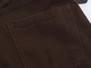 Vista macro delle cuciture delle tasche e del tessuto twill di cotone marrone