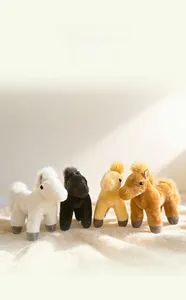 Lot de quatre poupées poneys en peluche blanc noir beige et marron sur tapis doux
