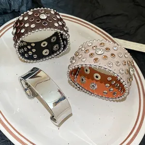 Bracelets bohèmes en cuir avec cristaux et un jonc minimaliste en métal argenté