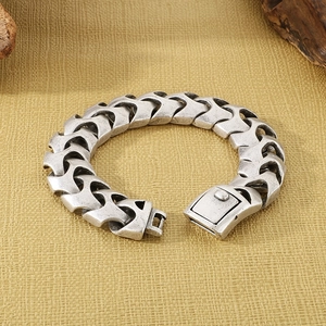 Bracelet pour homme en acier titane avec maille de quille rétro et finition argent antique