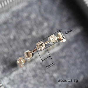 Bague fine en argent avec micro-pavage en zircone et mesures de 4mm de largeur