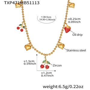 Détails du collier cerise en acier doré avec zircons et dimensions du produit