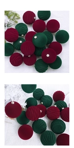 Close-up of 8cm flocked Christmas balls in burgundy and dark green velvet with ribbed texture