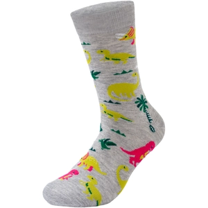 Détail d'une chaussette grise en maille avec motifs de dinosaures colorés