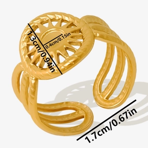 Détail d'une bague ouverte dorée multicouche avec motif soleil et dimensions précises